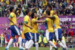 Бразильцы поздравляют автора второго гола Неймара
