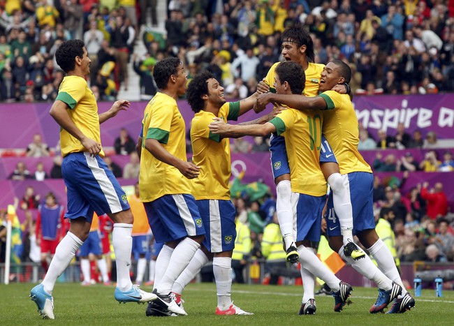 Бразильцы поздравляют автора второго гола Неймара