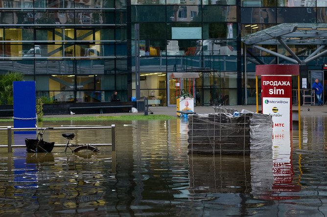 Площадь у железнодорожного вокзала в Адлере, затопленная из-за ливней