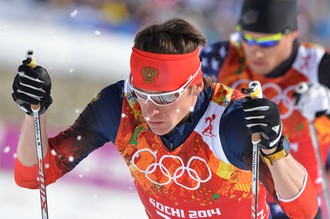 Максим Вылегжанин (Россия) на дистанции полуфинального забега командного спринта в соревнованиях по лыжным гонкам среди мужчин