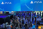 Посетители выставки Electronic Entertainment Expo на стенде компании Sony 