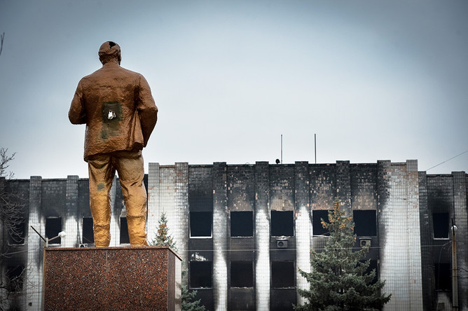 Памятник В.И. Ленину у здания городского совета в Шахтерске