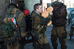 Ополченцы Донецкой народной республики раздают гуманитарную помощь жителям Дебальцево