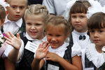Первоклассники в День знаний во дворе в гимназии №2 Владивостока