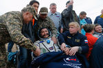 Казахстанский космонавт Айдын Аимбеков (в центре) после приземления капсулы корабля «Союз ТМА-16М»