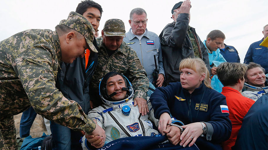 Казахстанский космонавт Айдын Аимбеков (в центре) после приземления капсулы корабля «Союз ТМА-16М»