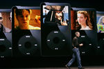 Джобс на сентябрьской презентации в 2006 году рассказывает о возможности просмотра видео на маленьком экране iPod