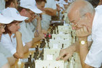 Виктор Корчной проводит сеанс одновременной игры с казанскими любителями шахмат на открытии турнира «Татарстан – Европа» в Казани, 2001 год 