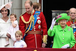 Члены королевской семьи (слева направо): герцогиня Кембриджская Кэтрин (держит на руках принцессу Шарлотту), принц Джордж, принц Уильям, королева Елизавета II и принц Филипп на балконе Букингемского дворца
