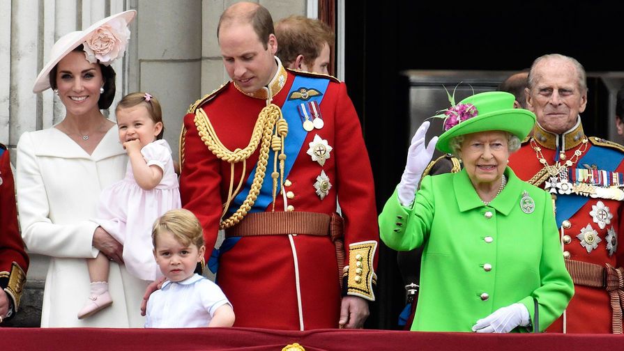 Члены королевской семьи (слева направо): герцогиня Кембриджская Кэтрин (держит на&nbsp;руках принцессу Шарлотту), принц Джордж, принц Уильям, королева Елизавета II и принц Филипп на&nbsp;балконе Букингемского дворца