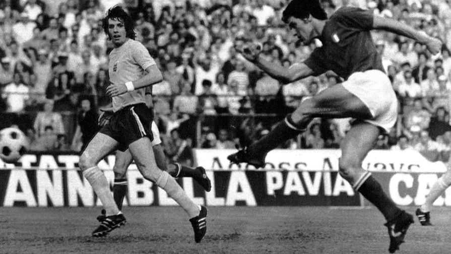 Фабио Капелло (справа) в&nbsp;матче против сборной Англии, 1973&nbsp;год