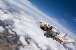 Феликс Баумгартнер выполняет тренировочный прыжок с высоты 8 км в герметичном скафандре, 27 мая 2010