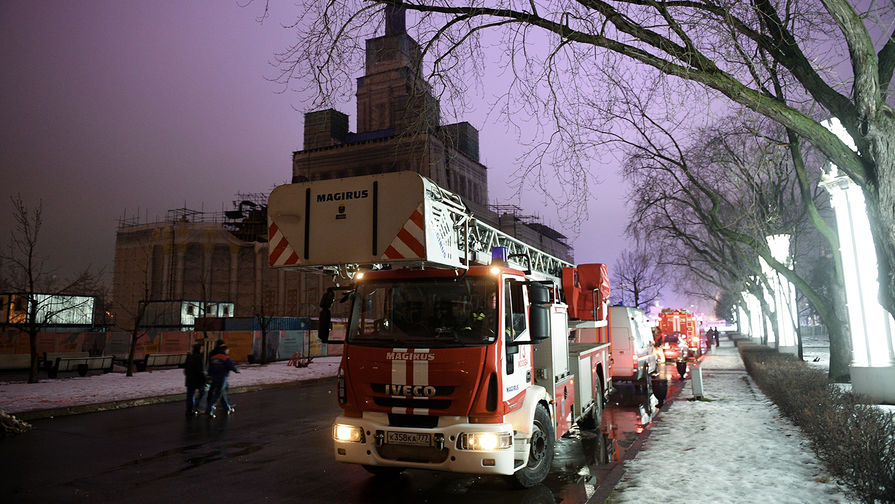 Пожарные автомобили около&nbsp;здания павильона №1 &laquo;Центральный&raquo; на&nbsp;ВДНХ после пожара, 13&nbsp;декабря 2017&nbsp;года