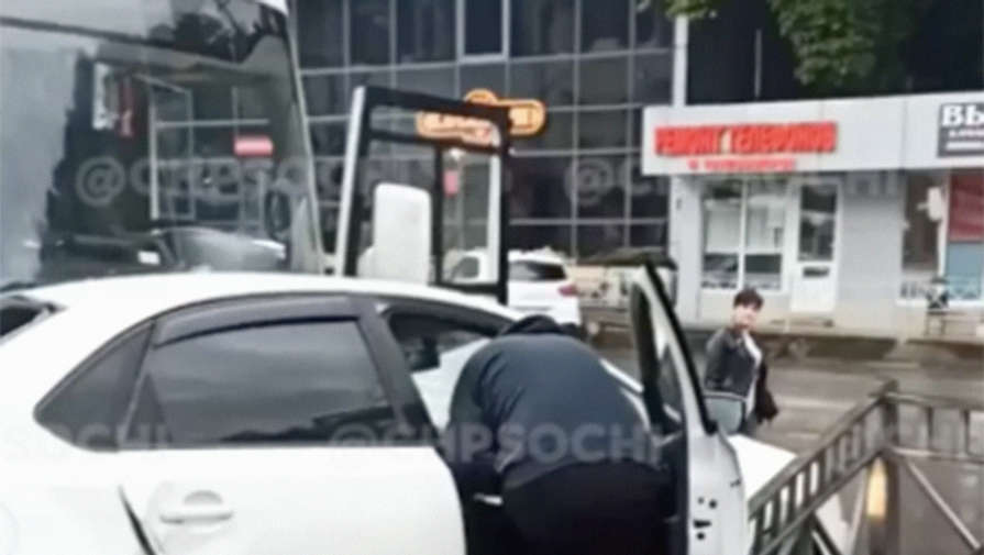 В Сочи автобус сорвался с горы и протаранил автомобили