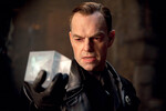 <b>«Капитан Америка: Первый мститель» (2011)</b>
<br><br>
Здесь Хьюго Уивинг вновь выступил как эталонный злодей — из комикса про супергероев. Он сыграл Иоганна Шмидта (он же Красный череп), главу нацистского научного отдела под названием «Гидра» — героя вселенной Marvel, которому противостоит Капитан Америка. В продолжениях франшизы Уивинг уже не появился — в одном из интервью в 2011-м актер признался, что достаточно сыграл в блокбастерах.
