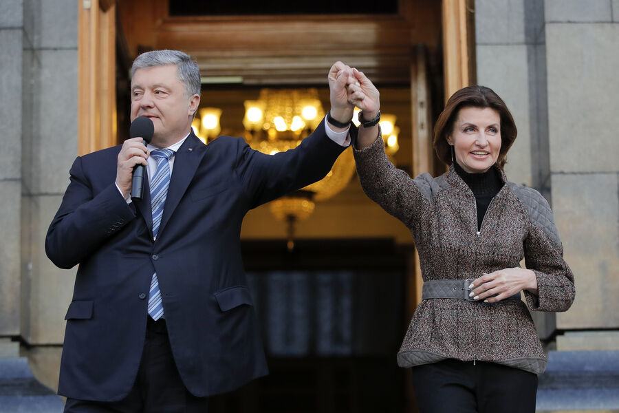 Президент Украины Петр Порошенко и его жена Марина приветствуют своих сторонников в&nbsp;Киеве, Украина, 22&nbsp;апреля 2019&nbsp;года