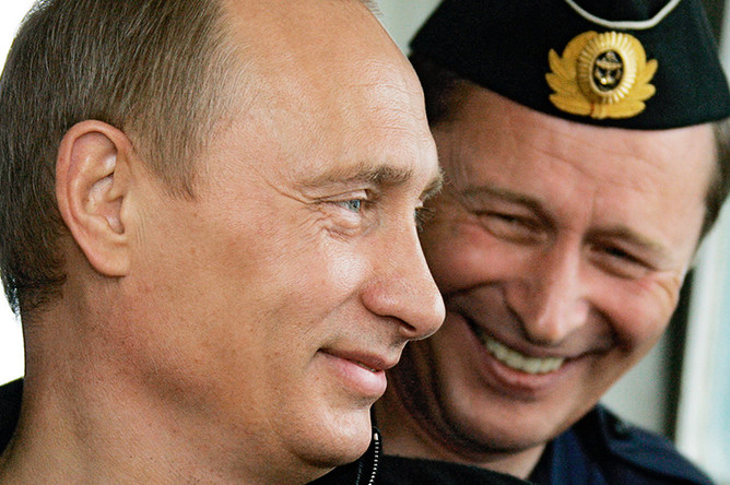 Президент России Владимир Путин и министр обороны РФ Сергей Иванов во время осмотра тяжелого атомного ракетного крейсера «Петр Великий» в Баренцевом море, 2005 год