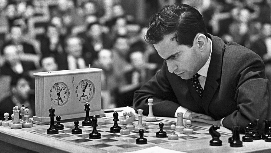 Чемпион мира гроссмейстер Михаил Таль во время игры, 1962 год