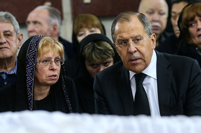Супруга убитого в Турции российского посла Андрея Карлова Марина и министр иностранных дел России Сергей Лавров на церемонии прощания в здании МИД России в Москве, 22 декабря 2016 года