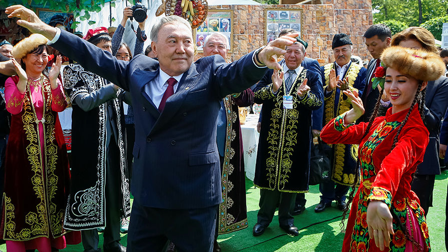 Президент Нурсултан Назарбаев на празднике единства народа Казахстана в Алматы, 1 мая 2016 года