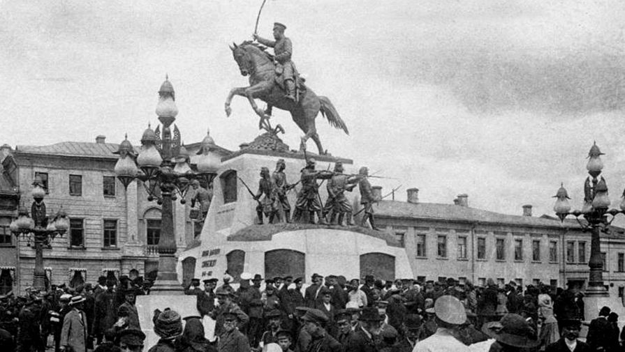 Памятник М. Д. Скобелеву (скульптор Самонов П.А), на площади Скобелева (Тверская), Москва, 1912