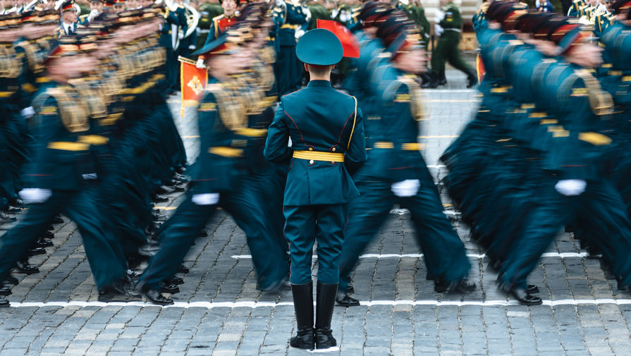Военнослужащие на военном параде, посвященном 72-й годовщине победы в Великой Отечественной войне