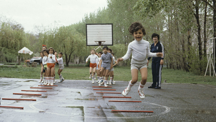 Воспитанники детского сада Ленинакана на занятии физкультурой