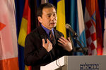 Писатель Харуки Мураками произносит речь после получения приза на международной книжной ярмарке в Иерусалиме, 2009 год
