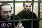 Жители Карачаево-Черкессии Адам Деккушев и Юсуф Крымшамхалов (слева) на заседании Верховного суда, оставившего в силе приговор Мосгорсуда об их пожизненном заключении за взрывы жилых домов в Москве и в Волгодонске в сентябре 1999 года, 2004 год 