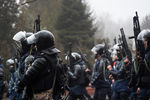 Сотрудники правоохранительных органов во время столкновения с демонстрантами, Алматы, Казахстан, 5 января 2022 года