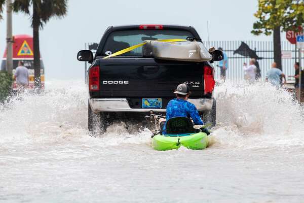 Автомобиль везет человека на&nbsp;байдарке по&nbsp;дороге после наводнения в&nbsp;результате урагана «Иен» в&nbsp;Ки-Уэсте, Флорида, 28&nbsp;сентября 2022&nbsp;года