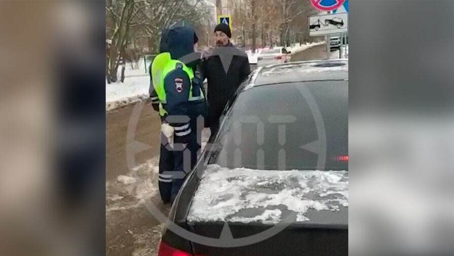 В Москве водитель наехал на полицейского, пока тот разговаривал с отцом автомобилиста