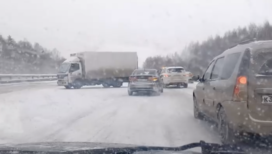 13 автомобилей вылетели с трассы на въезде в Екатеринбург