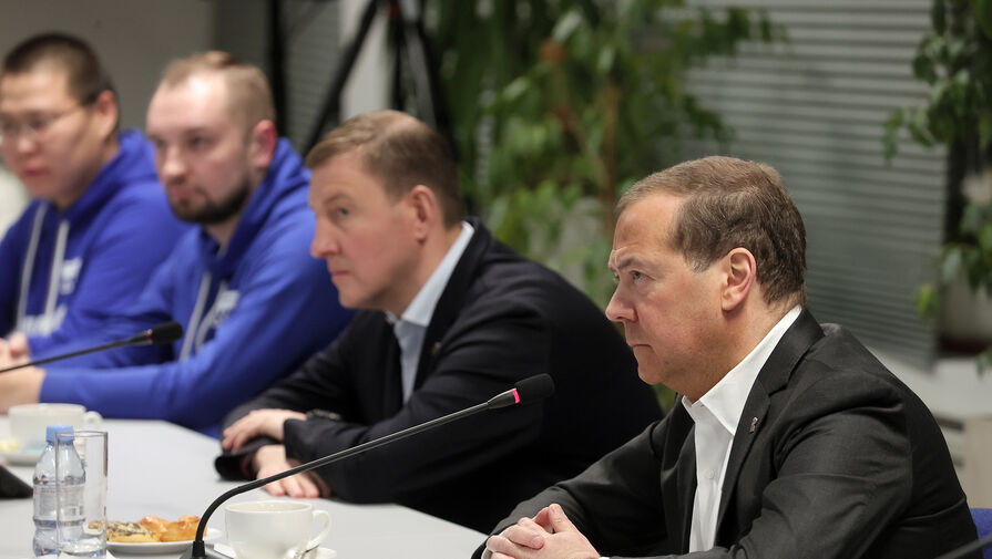 На руке Дмитрия Медведева заметили смарт-часы для спортсменов Garmin за 90 тыс. руб.