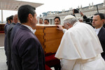 Папа Франциск прикасается к гробу с телом Бенедикта XVI на площади Святого Петра в Ватикане, 5 января 2022 года