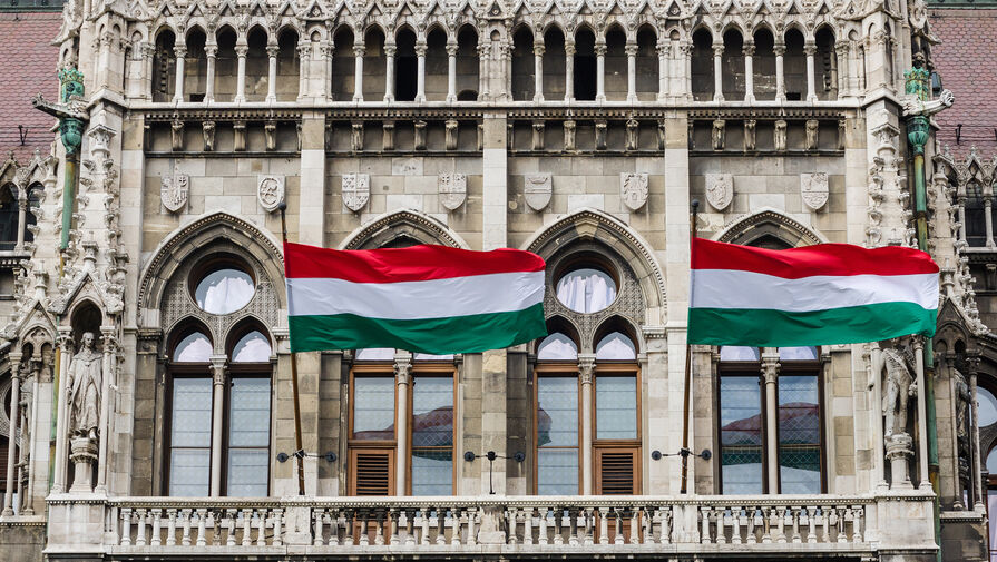 Politico: Венгрия может тайно позволять союзникам по НАТО перевозить оружие на Украину