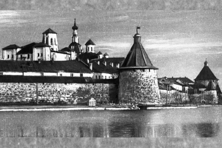 Вид на Спасо-Преображенский Соловецкий ставропигиальный мужской монастырь у берегов Святого озера в Архангельской области, 1963 год 