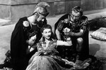 <b>Клеопатра – «Цезарь и Клеопатра» (1945)</b>
<br><br>
Картина «Цезарь и Клеопатра» 1945 года, в которой Вивьен Ли сыграла молодую Клеопатру, была снята в системе «Техниколор» и оказалась самой дорогой в Англии на тот период — режиссер Габриэль Паскаль даже заказывал для нее песок из Египта. Съемки, однако, проходили очень тяжело — во время работы Вивьен Ли, которая тогда была беременна, оступилась и пережила выкидыш. После этого у нее началась депрессия — нервные срывы исполнительницы главной роли вынуждали продюсеров приостанавливать съемки на недели.
