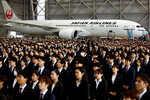 Недавно принятые на работу сотрудники группы Japan Airlines (JAL) на церемонии вступления в должность в ангаре аэропорта Ханэда в Токио, Япония, 1 апреля 2024 года