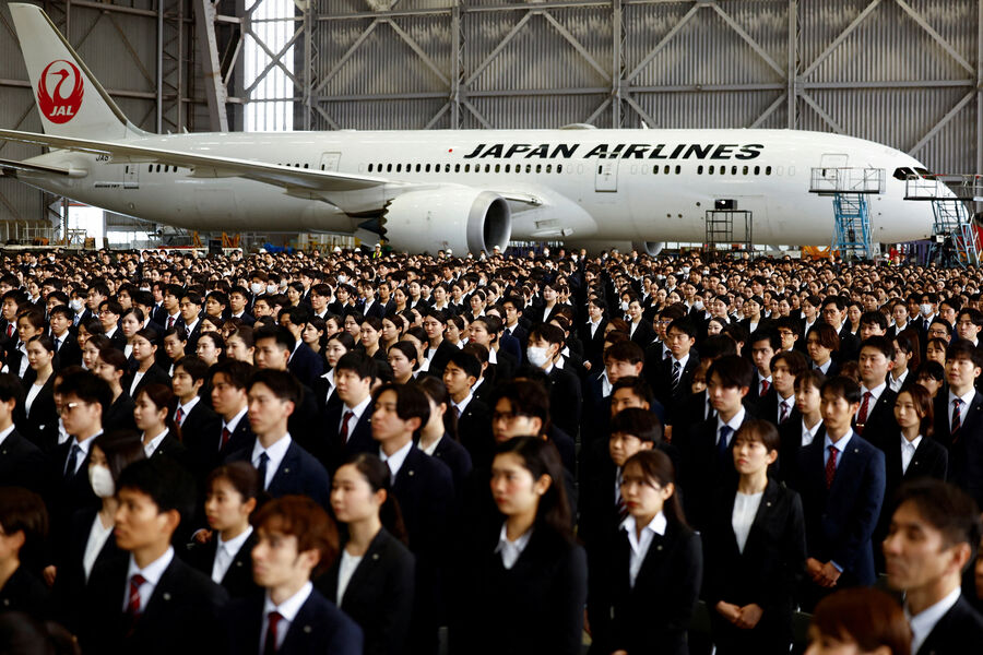 Недавно принятые на&nbsp;работу сотрудники группы Japan Airlines (JAL) на&nbsp;церемонии вступления в&nbsp;должность в&nbsp;ангаре аэропорта Ханэда в&nbsp;Токио, Япония, 1&nbsp;апреля 2024&nbsp;года