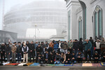 Верующие у Московской соборной мечети перед началом богослужении в день праздника Ураза-байрам, 10 апреля 2024 года