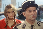 «Жандарм из Сен-Тропе», Жан Жиро (1964)
<br><br>
Это первый из шести фильмов о приключениях бестолкового жандарма Крюшо, которого сыграл Луи де Фюнес. После повышения в чине вместе с красоткой-дочерью Николь он приехал в город Сен-Тропе. Коллеги с радостью приняли Крюшо, но вскоре поняли его сущность — жандарм оказался придурковатым и яро бросался на защиту закона даже в тех случаях, когда этого не требовалось.
<br><br>
Этот персонаж так полюбился зрителям, что Жан Жиро снял еще пять фильмов о его приключениях. Вышедший в 1982 году «Жандарм и жандарметки» стал последним фильмом как для режиссера, так и для исполнителя главной роли. Завершающая часть франшизы не прошла цензуру в СССР из-за содержащихся в ней «фривольных» сцен.
