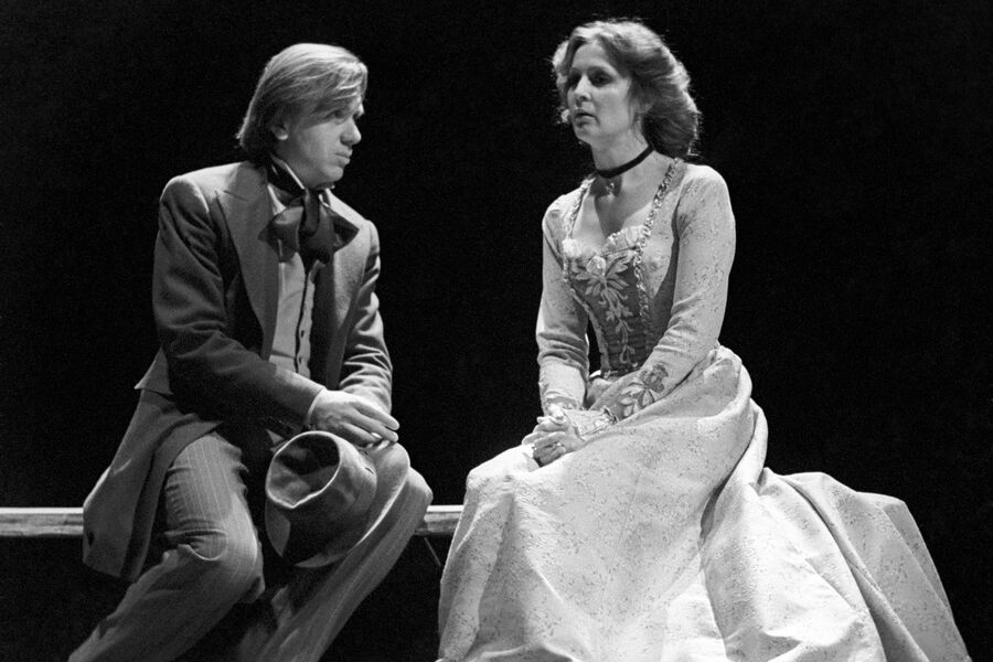 Евгений Стеблов (Алеша) и Нелли Пшенная (Катерина Ивановна) в&nbsp;спектакле «Братья Карамазовы» в&nbsp;Академическом театре имени Моссовета, 1980&nbsp;год