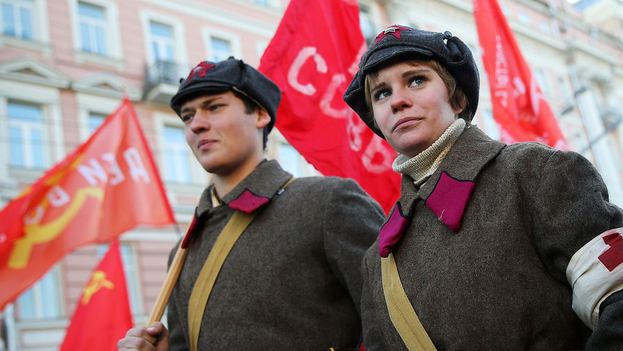 Участники шествия в&nbsp;честь 98-й годовщины Октябрьской социалистической революции в&nbsp;Москве