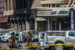 На месте террористической атаки на отель Splendid в столице Буркина-Фасо Уагадугу