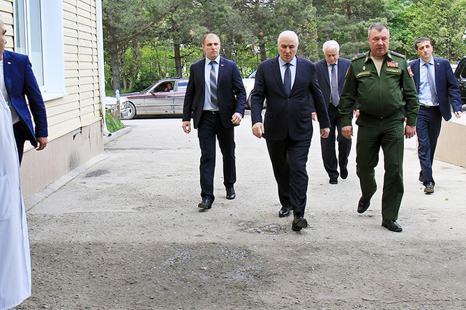 Президент Республики Южная Осетия Леонид Тибилов (в центре на втором плане), командующий 58-й армией ЮВО генерал-лейтенант Андрей Гурулев (второй справа) у городской больницы, куда доставлены пострадавшие в аварии автобуса на горной дороге Цхинвал - Канчавети