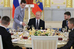 Владимир Путин на церемонии вручения многодетным родителям ордена «Родительская слава» в Кремле