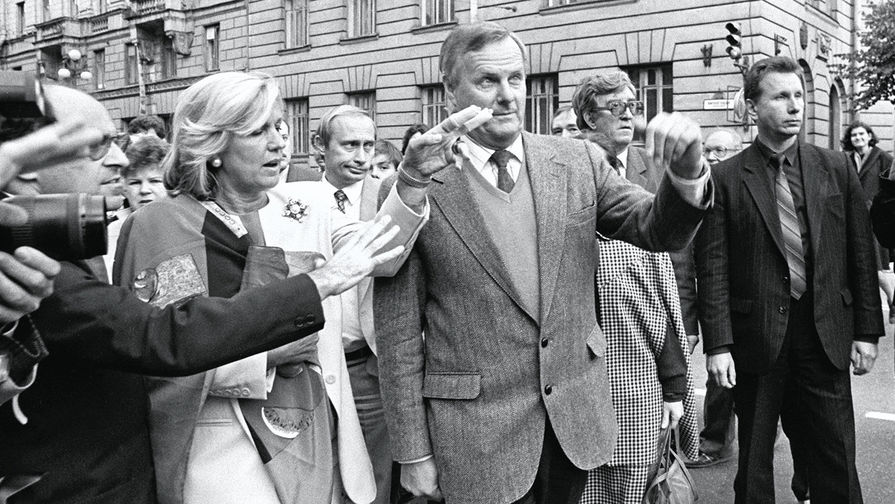 Анатолий Собчак и Владимир Путин (на заднем плане) во время присвоения имени Австрийской площади в&nbsp;Санкт-Петербурге, 1992 год