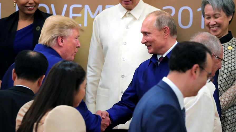 Президент США Дональд Трамп и президент России Владимир Путин пожимают руки во время встречи на саммите АТЭС во Вьетнаме, 10 ноября 2017 года