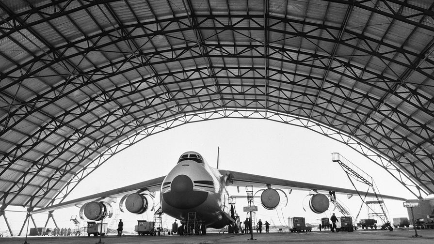 1&nbsp;апреля 1988&nbsp;г. Самый крупный в&nbsp;мире серийный грузовой самолёт Ан-124 &laquo;Руслан&raquo;
